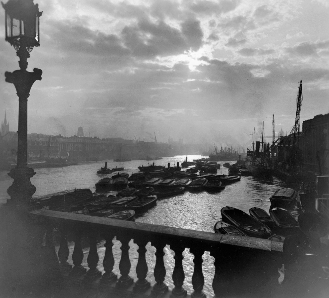 Po proudu od London Bridge od George Davison Reid