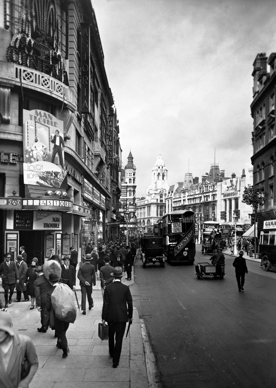 Lidé procházející kolem divadla Astoria v Charing Cross Road, Westminster, Londýn, počátek 30. let 20. století. od George Davison Reid