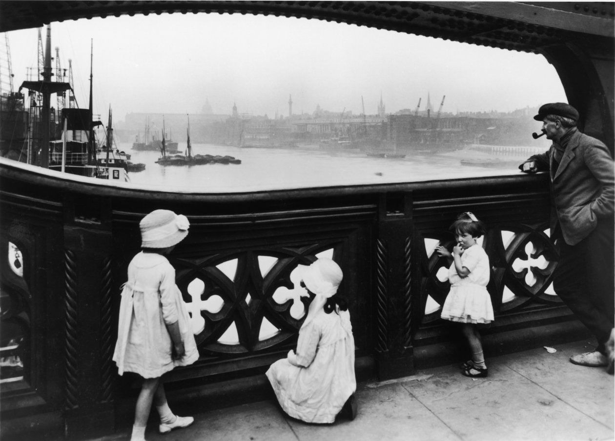 Lidé sledující Temži z Tower Bridge, City of London, c1930 od George Davison Reid