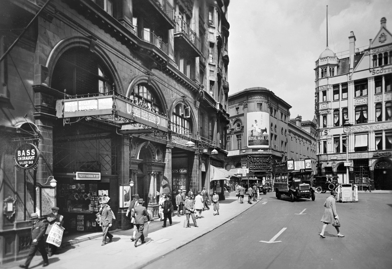 Nádraží Piccadilly Circus, vchod do Haymarketu, Westminster, Londýn, 30. léta 20. století od George Davison Reid