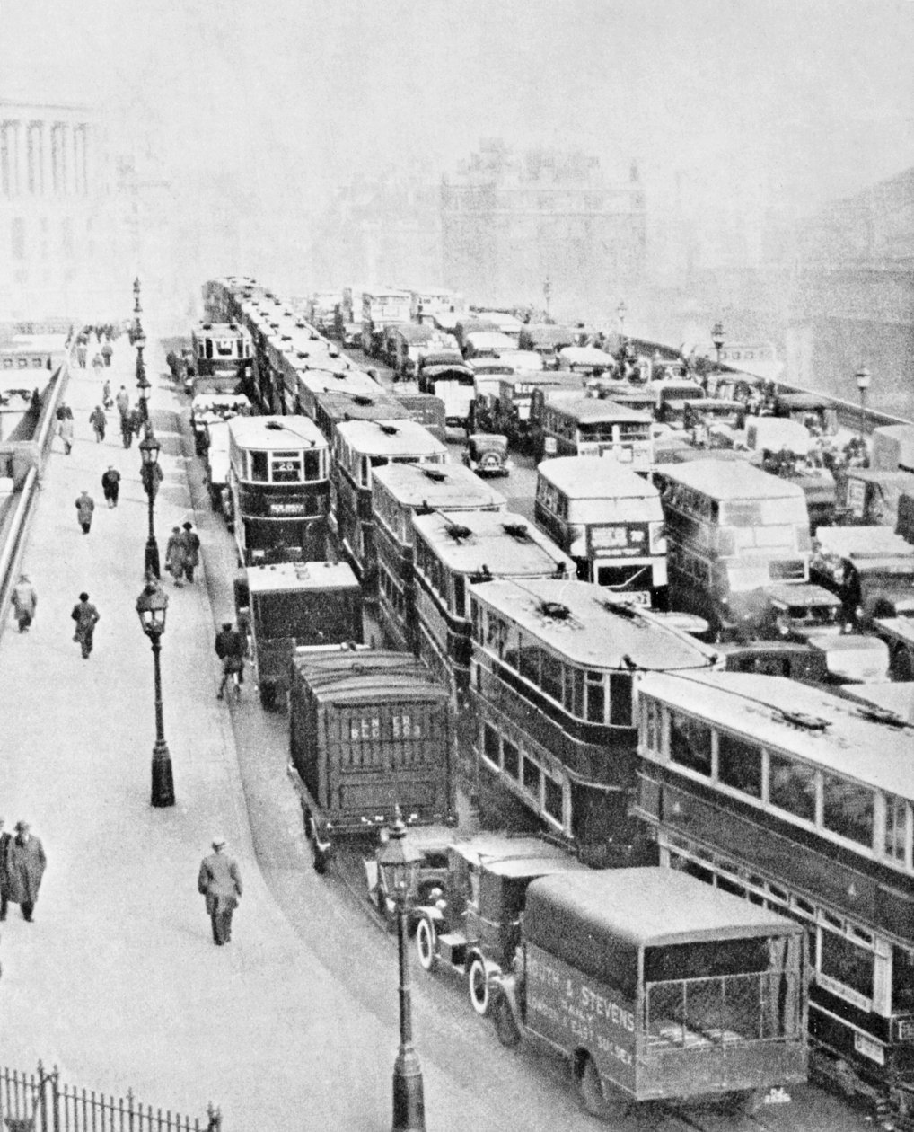 Dopravní zácpa na Blackfriars Bridge, Londýn, c1935 od George Davison Reid
