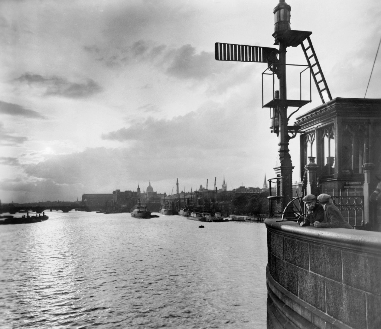 Pohled proti proudu z Tower Bridge, Stepney, Tower Hamlets, Londýn od George Davison Reid