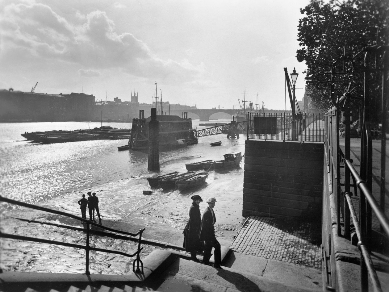 Pohled proti proudu z blízkosti Zrádcovy brány, City of London, před rokem 1933. od George Davison Reid