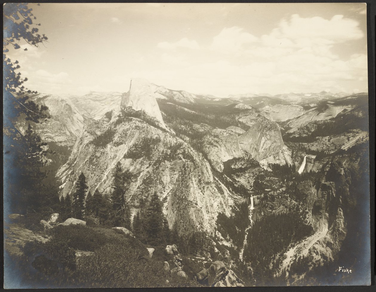 Zadní část Half Dome - Vernalský a Nevadský vodopád z blízkosti Glacier Point - Yosemity od George Fiske