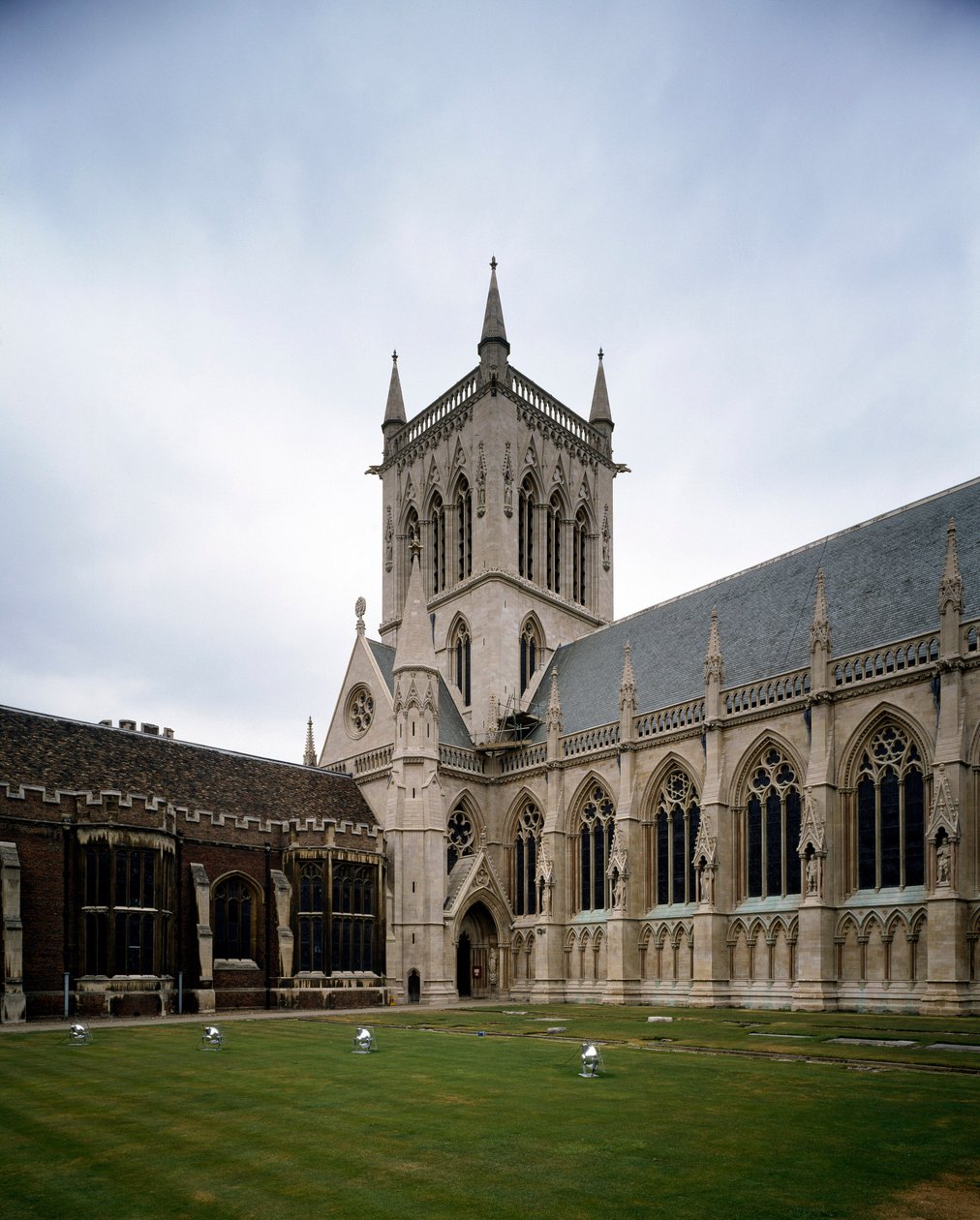 Gotické umění: pohled na Saint John College založenou v roce 1511 hraběnkou z Richmondu. Kaple byla postavena v roce 1864 podle projektu sira George Gilberta Scoota. University of Cambridge, Anglie od George Gilbert Scott