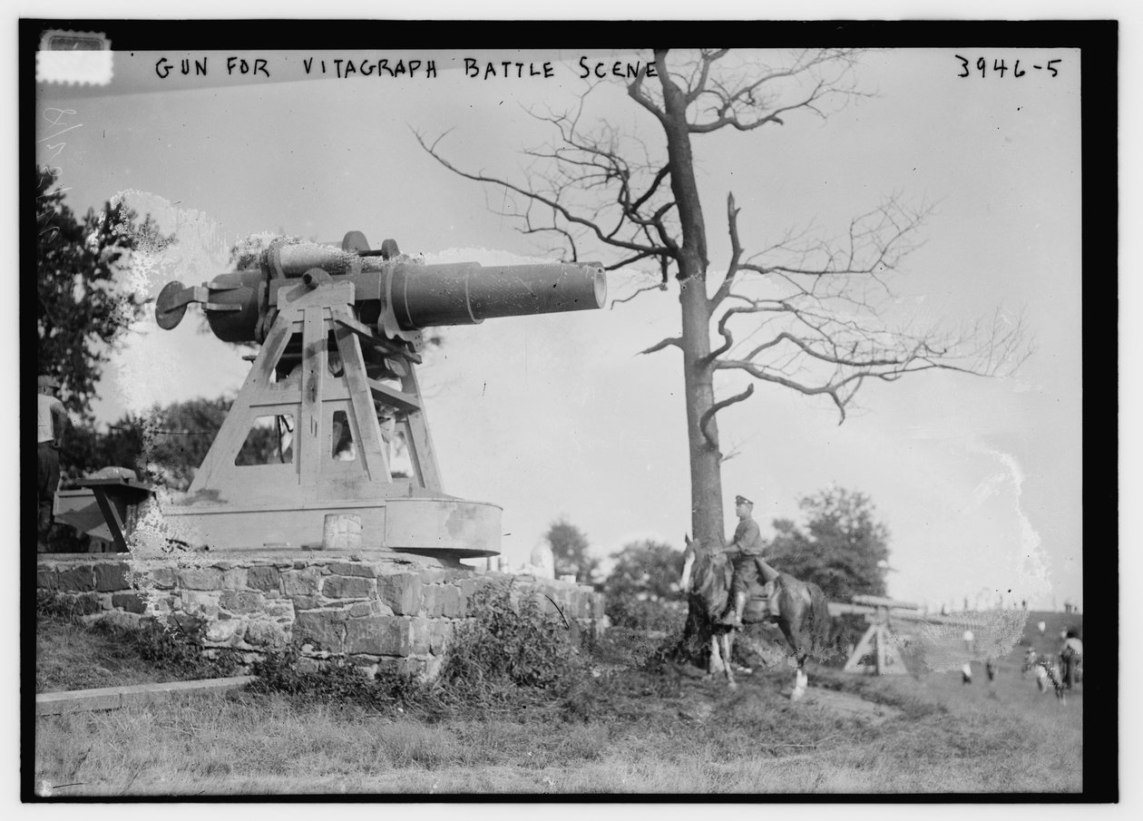 J. Stuart Blackton na koni během natáčení filmu "Battle Cry of Peace" studia Vitagraph od George Grantham   Bain News Service Bain