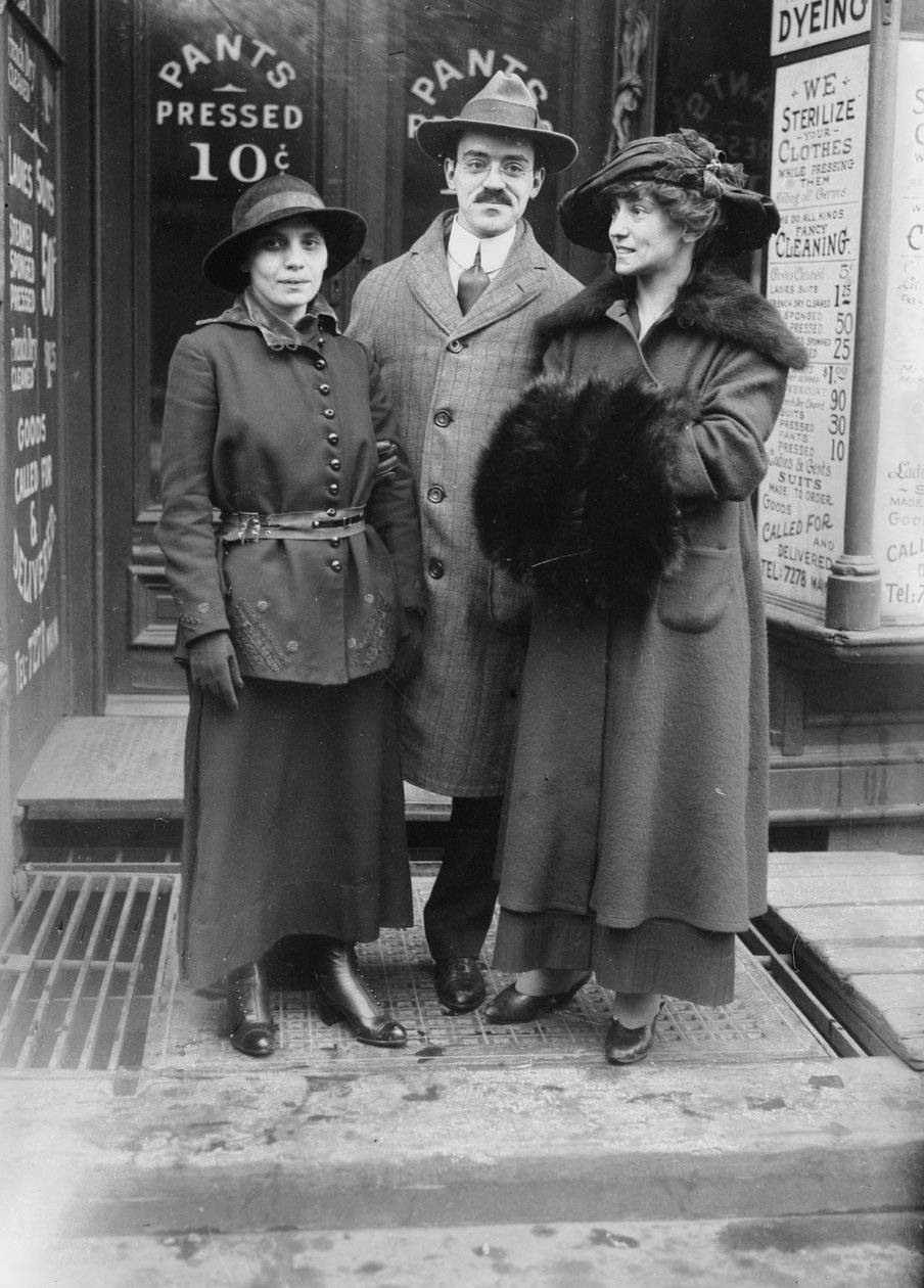 Fania Mindell, editor Harold Hersey a Marian Bloom pravděpodobně zachyceni během procesu v Bownsville, 1917 od George Grantham Bain