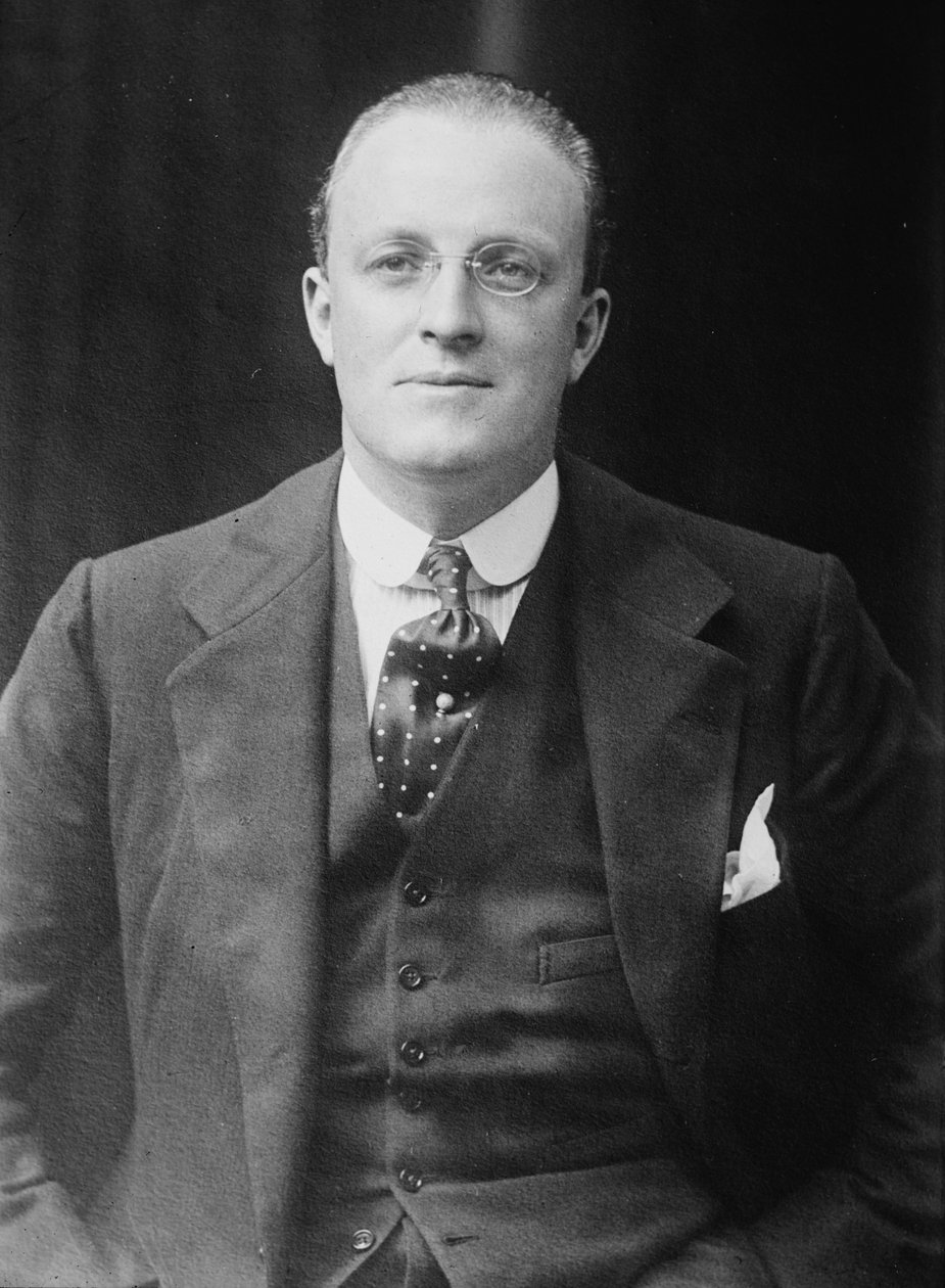 Hugh Walpole, kolem roku 1920 od George Grantham Bain