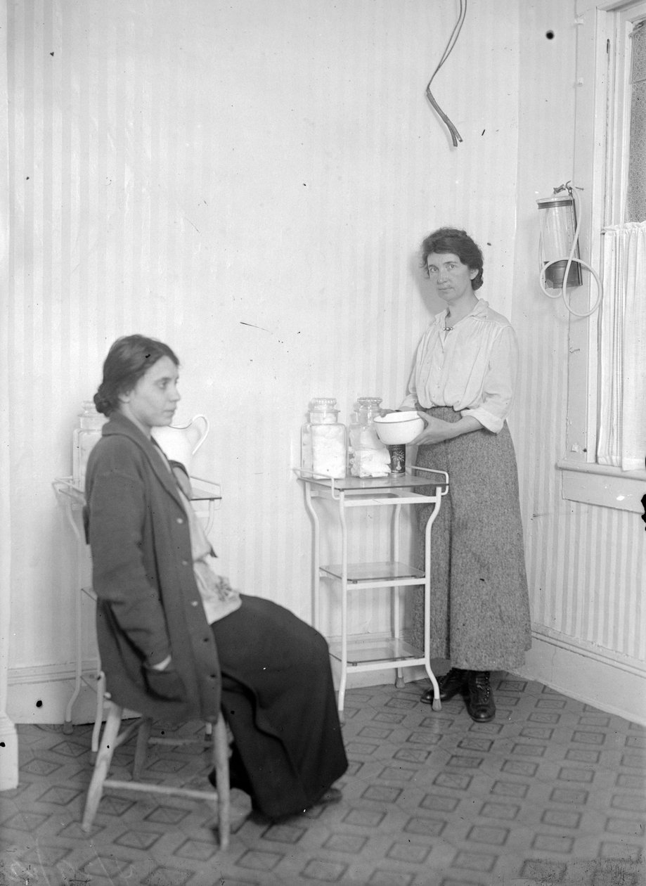 Margaret Sangerová se svou kolegyní Faniou Mindellovou na klinice v Brownsville, Brooklyn, kolem roku 1916 od George Grantham Bain