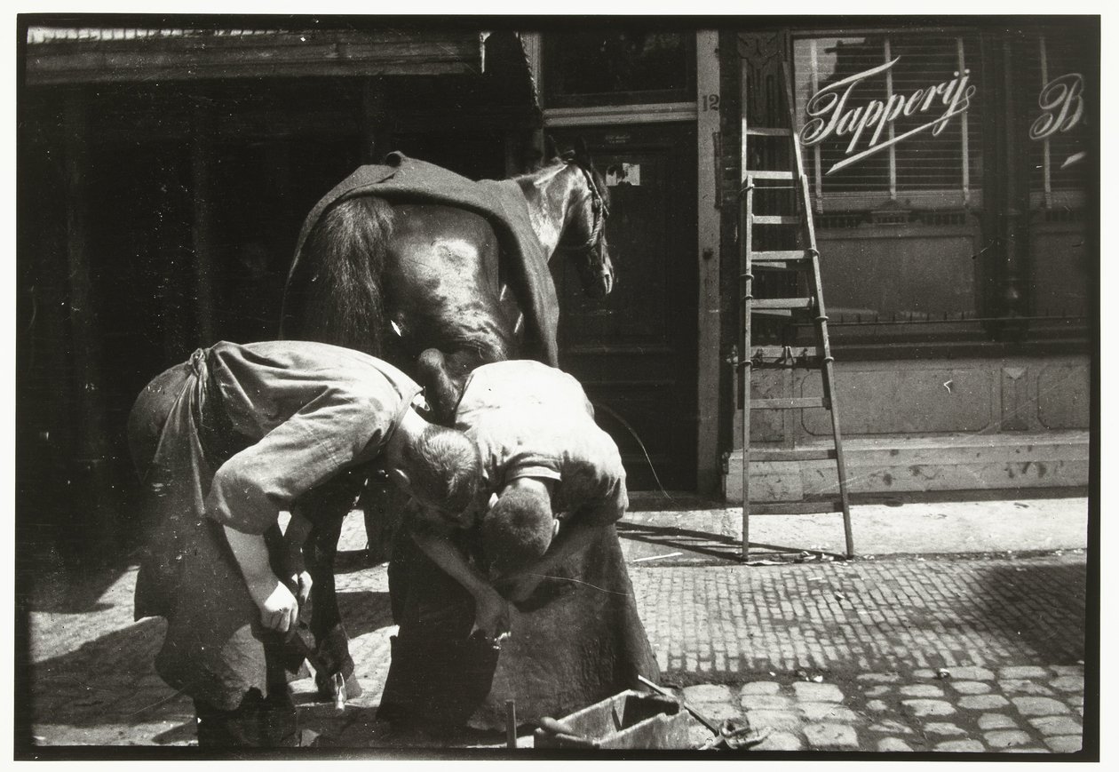 Podkovář při práci s koněm od George Hendrik Breitner