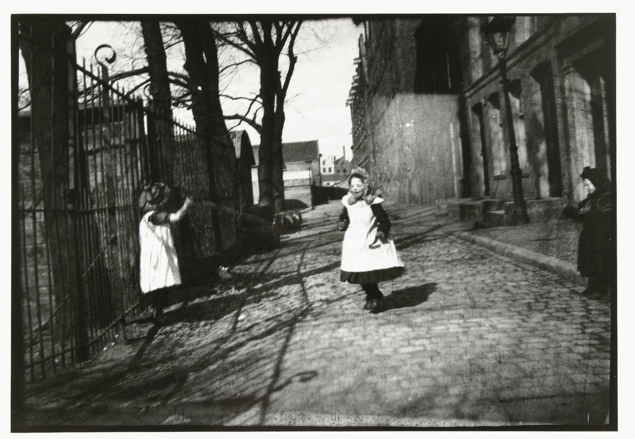 Děti si hrají před vchodem do Breitnerova ateliéru na Prinseneilandu v Amsterdamu od George Hendrik Breitner
