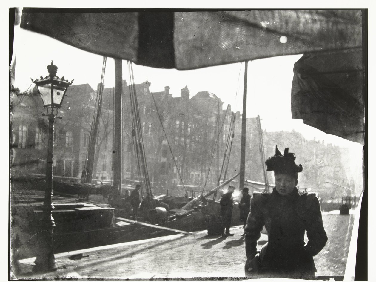 Portrét ženy procházející se po Prinsengrachtu v Amsterdamu od George Hendrik Breitner