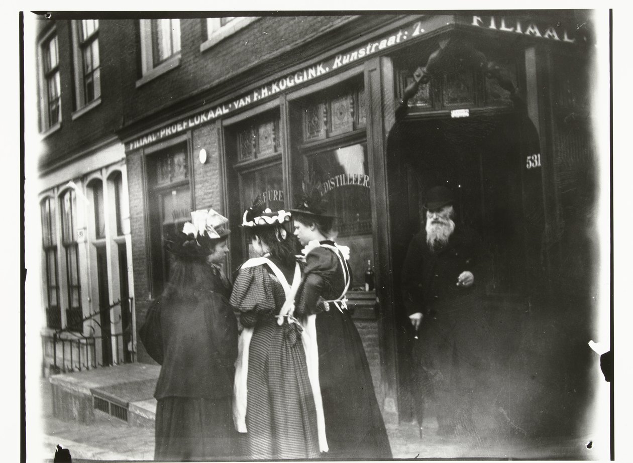Čtyři mladé ženy na ulici před degustační místností Koggink na Runstraat v Amsterdamu od George Hendrik Breitner