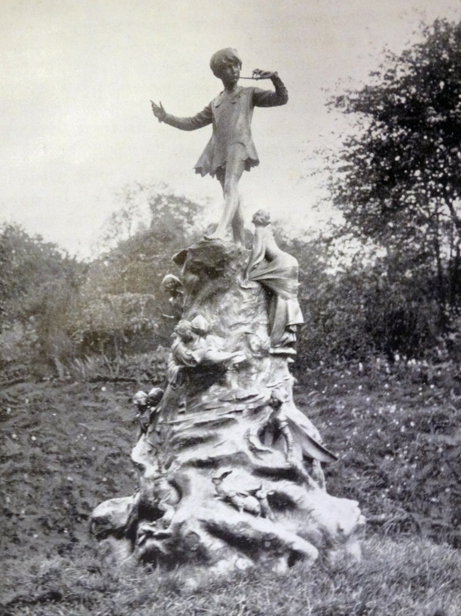 Fotografický tisk sochy Petra Pana v Kensington Gardens od George James Frampton