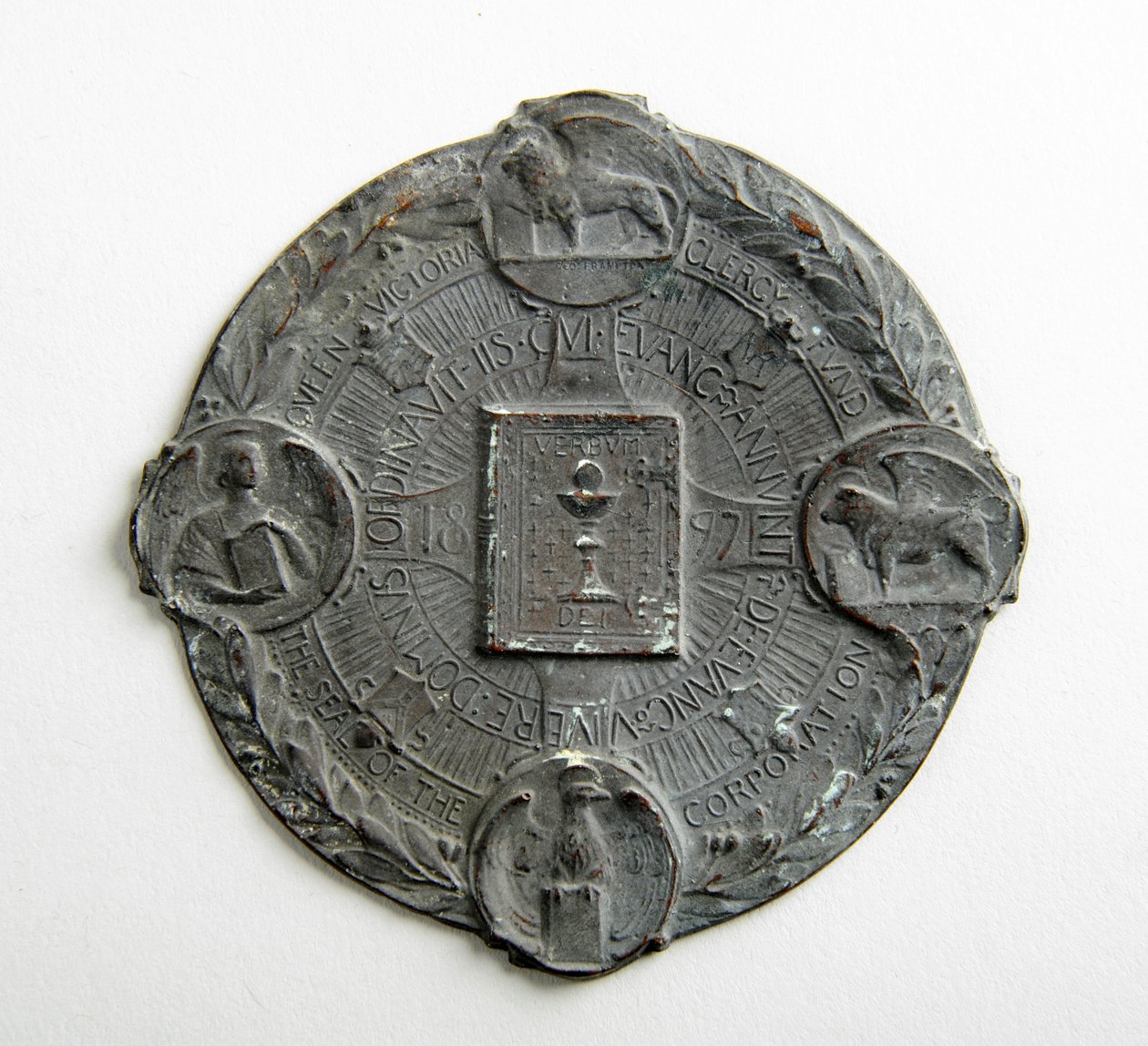 Pečeť pro fond královny Viktorie Clergy Fund (měď) od George James Frampton
