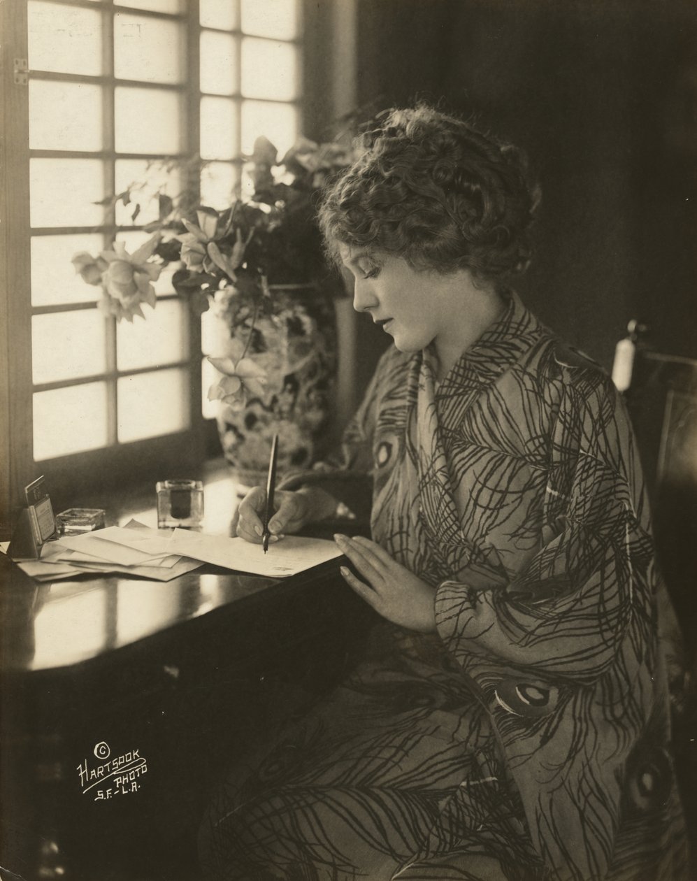 Mary Pickfordová, v kimonu, psací u stolu, cca 1918 (černobílá fotografie) od Bartolome Esteban and studio Murillo
