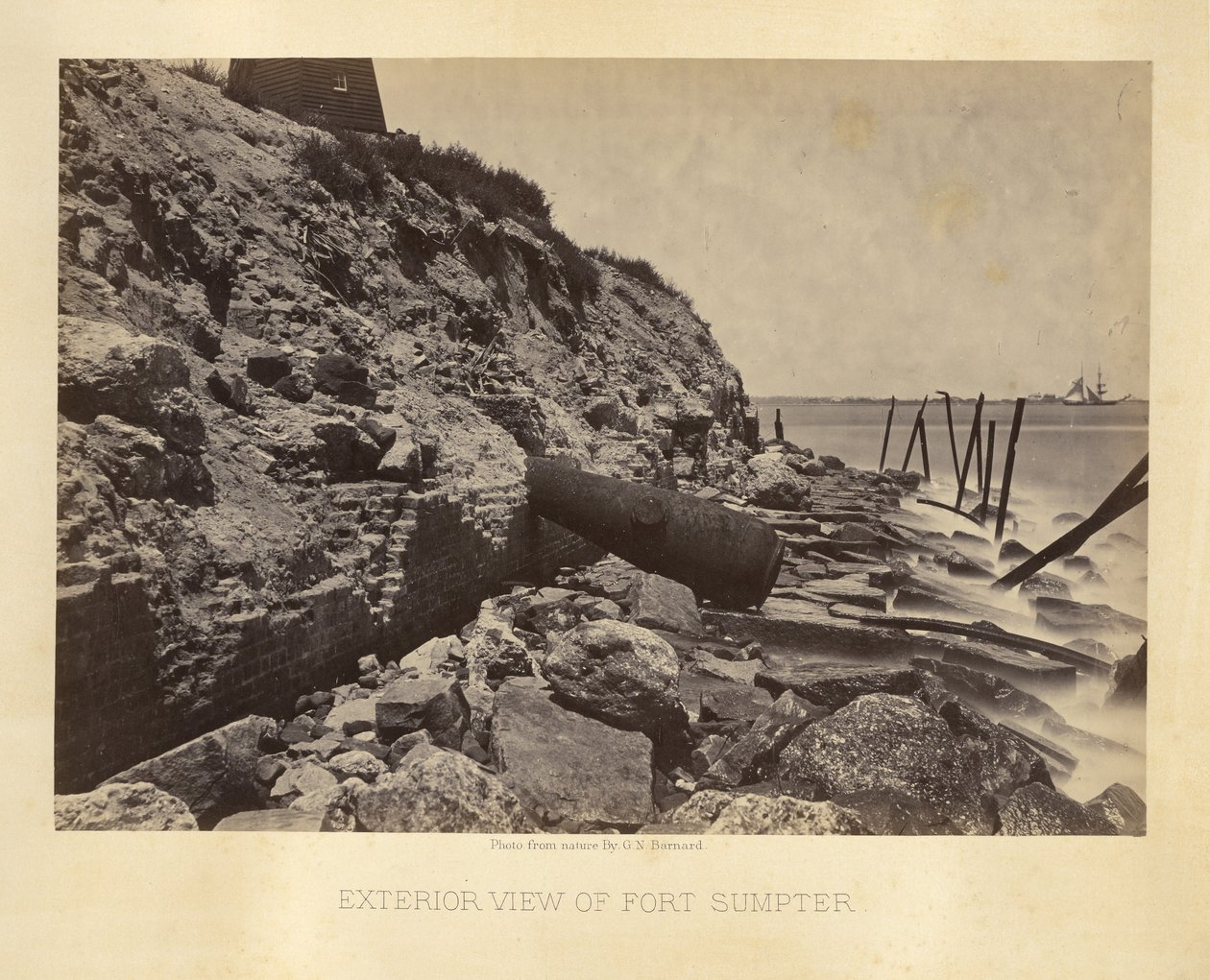 Pohled na pevnost Fort Sumpter zvenčí od George N. Barnard