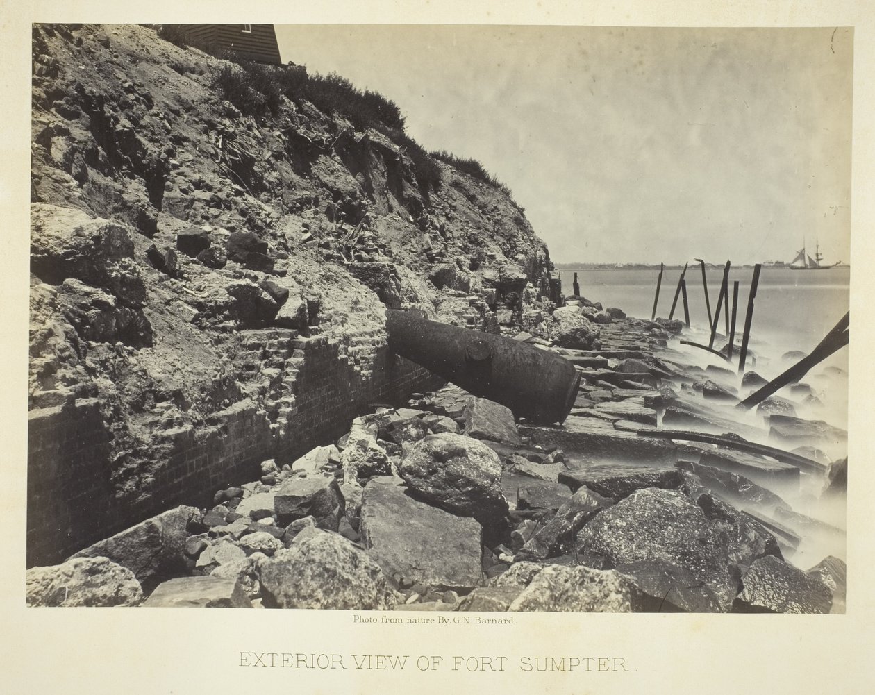 Pohled na pevnost Fort Sumpter zvenčí od George N. Barnard