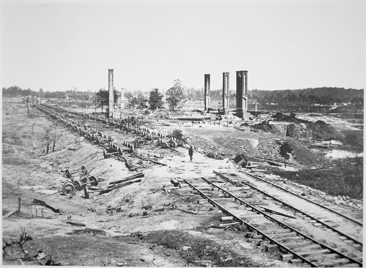 Ruiny Hoodova 28vozového muničního vlaku a Scofield Rolling Mill, poblíž Atlanty, Georgia, září 1864 (černobílá fotografie) od George N. Barnard