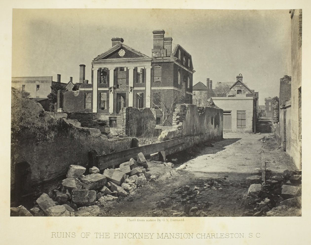 Ruiny Pinckney Mansion, Charleston, SC, 1865. od George N. Barnard