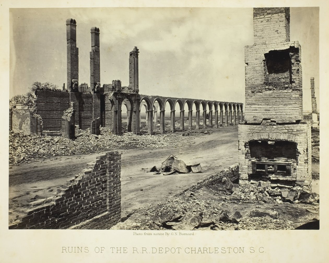 Ruiny R.R. Depot Charleston, S.C., 1865. od George N. Barnard