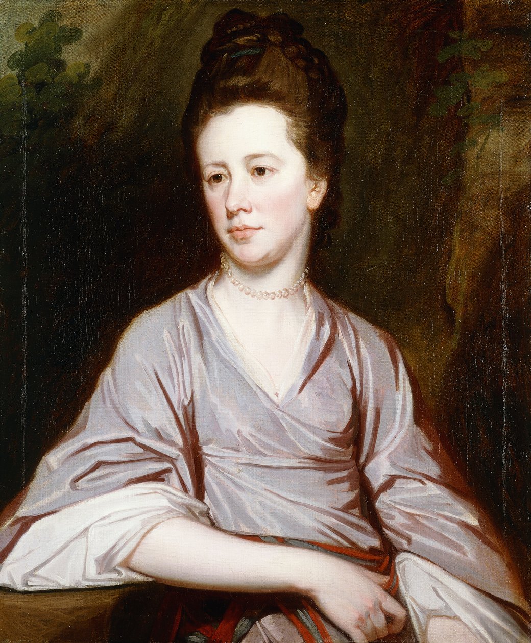 Portrét slečny Joan Knatchbullové, sedící poloviční délka v fialových šatech a perlovém náhrdelníku, od George Romney