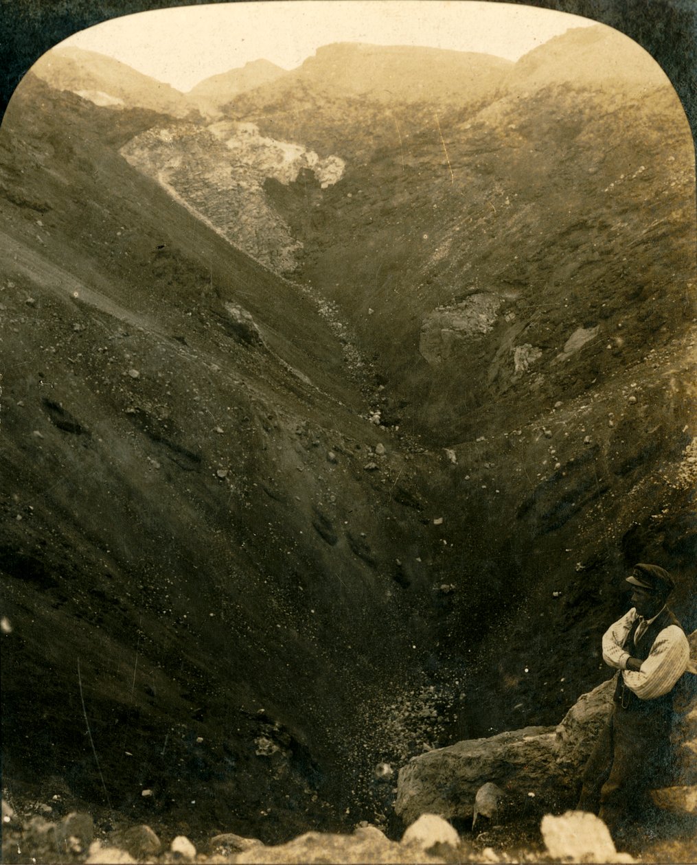 Kráter Mount Tarawera, Nový Zéland, c1909. od George Rose