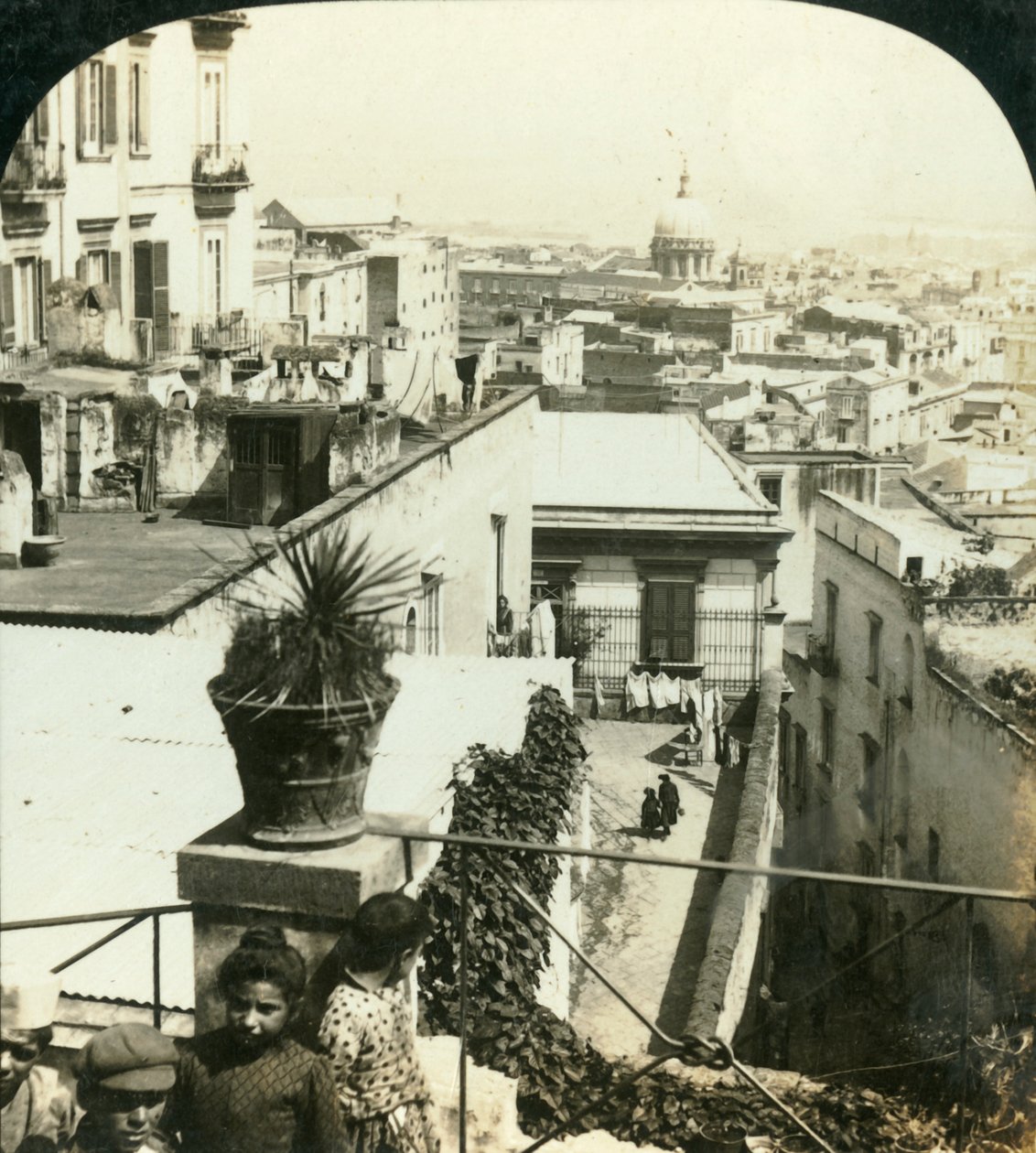 Z kopců v Neapoli, Itálie, c1909. od George Rose