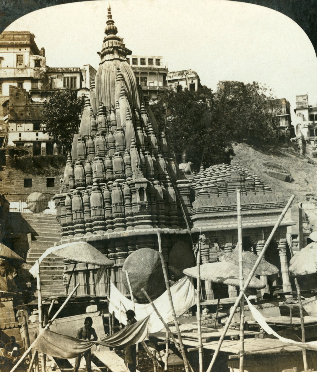 Chrámy na březích Gangy, Benares, Indie, c1909. od George Rose