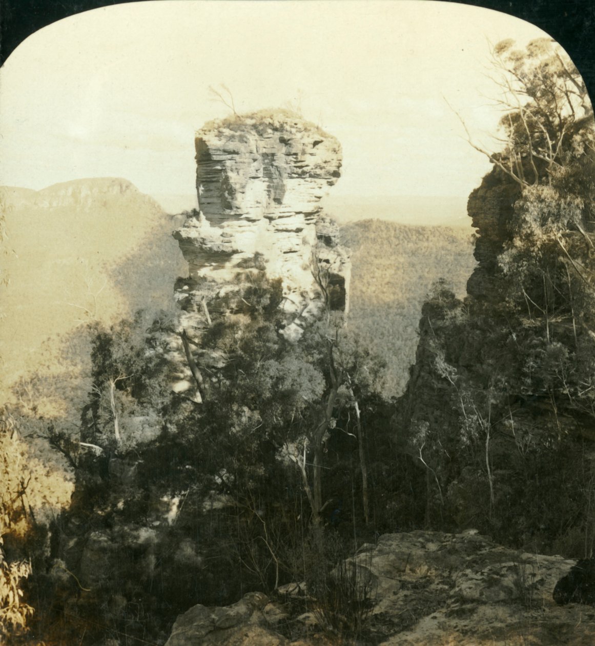 The Orphan and Indian Face Rocks,...Blue Mountains, N.S.W., Austrálie, 1909. od George Rose