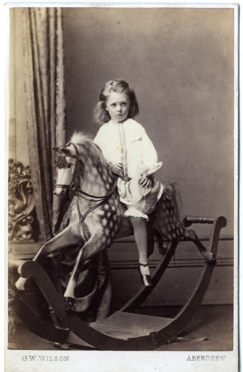 Mladá dívka sedící na houpacím koni, 60. léta 19. století (tisk alba) od George Washington Wilson