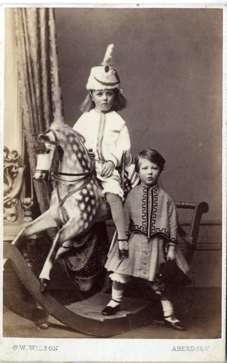 Mladá dívka s kloboukem na houpacím koni s další dívkou stojící vedle, 60. léta 19. století (tisk alba) od George Washington Wilson