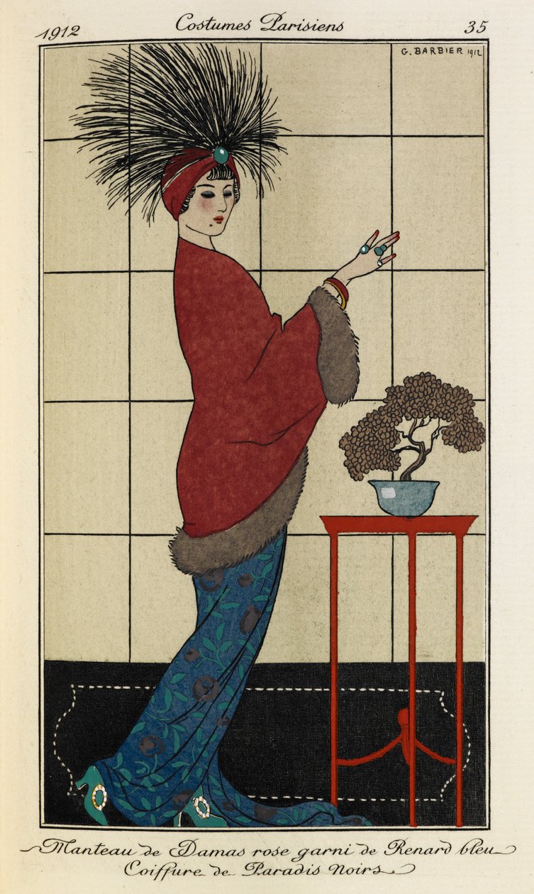 Manteau de Damas rose garni de Renard bleu Coiffure de Paradis noirs. Kostýmy Parisiens č.35. Žena má na sobě damaškový růžový kabát lemovaný kožešinou přes modré vzorované šaty a opeřenou čelenku s modrým kamenem od Georges Barbier
