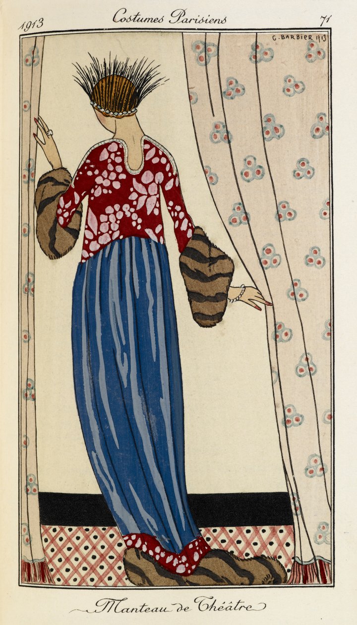 Manteau de Théâtre. Kostýmy Parisiens č.71. Žena má na sobě červené vzorované šaty s modrou sukní lemovanou kožešinou. Má také na sobě opeřenou čelenku v černé a stříbrné barvě. od Georges Barbier