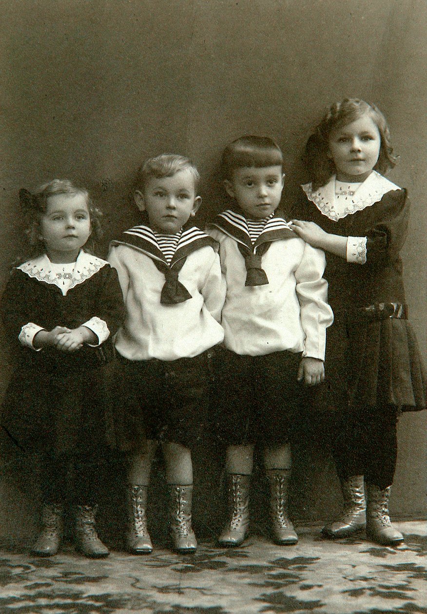 Portrét čtyř dětí, 10. léta 20. století od Georgi Vasilievich Trunov