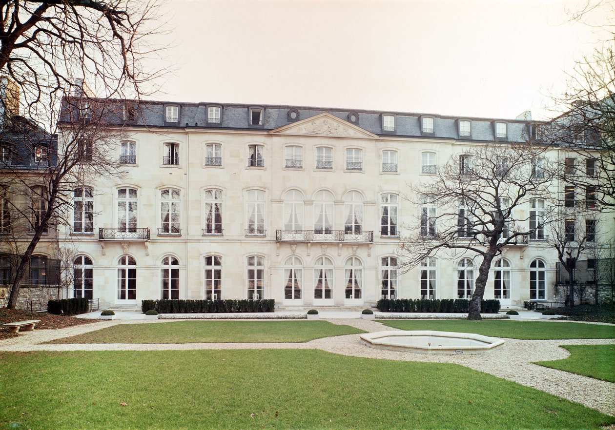 Pohled na zahradní fasádu hotelu de Beauharnais postaveného v roce 1713 Interiér salonu Salon Vert v apartmá prince Evžena de Beauharnais (1781-1824) od Germain Boffrand