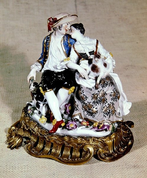Míšeňské figurky pastýře a pastýřky, upevněné na podstavcích ormolu ve stylu Ludvíka XV (porcelán) od German School