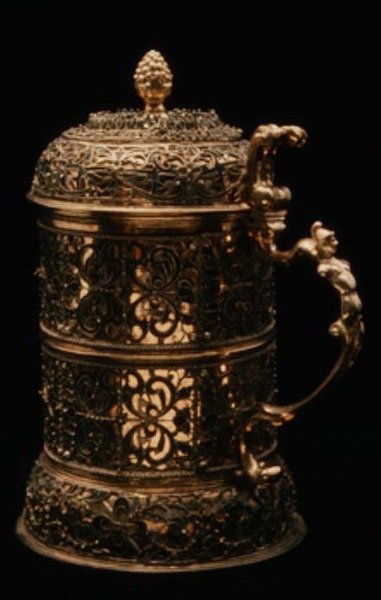 Nádoba, cca 1600 (stříbrná pozlacená se smaltovaným překrytím) od German School