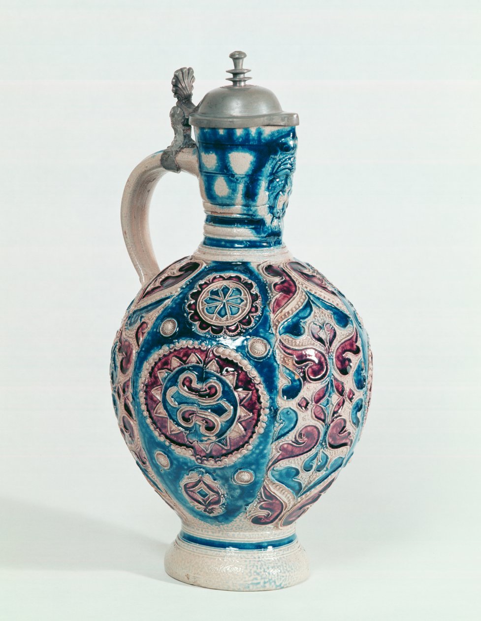 Džbán Westerwald, cca 1640-60 (kamenina s lisovaným dekorem) od German School