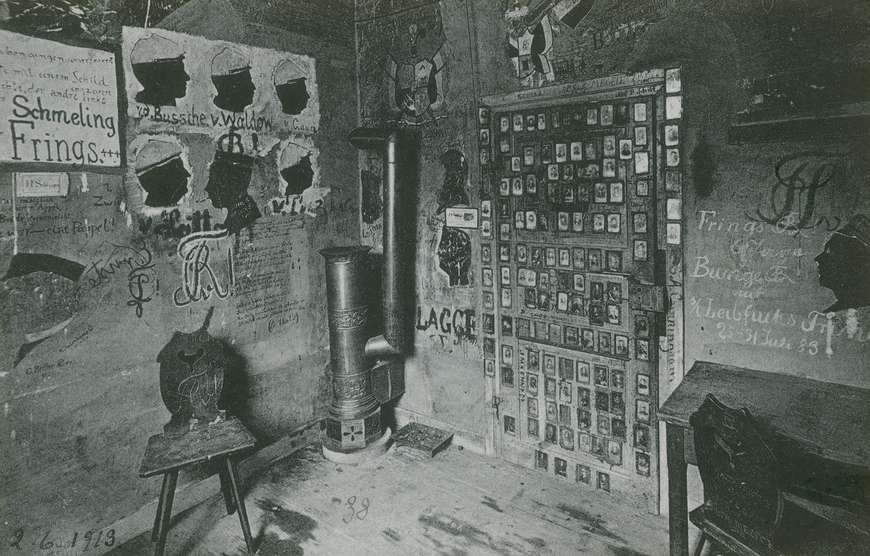 Místnost se stěnami pokrytými graffiti odkazujícími na významné osobnosti současnosti, jako jsou Bussche a Waldow. Pohlednice odeslaná v roce 1913. od German Photographer