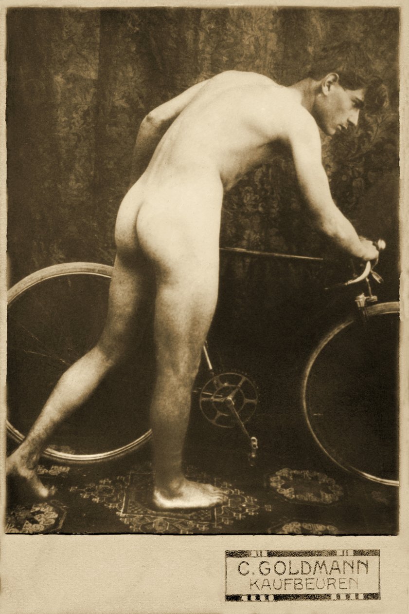 Kabinetní karta nahého cyklisty, cca 1898 (Sépiová fotografie) od German Photographer