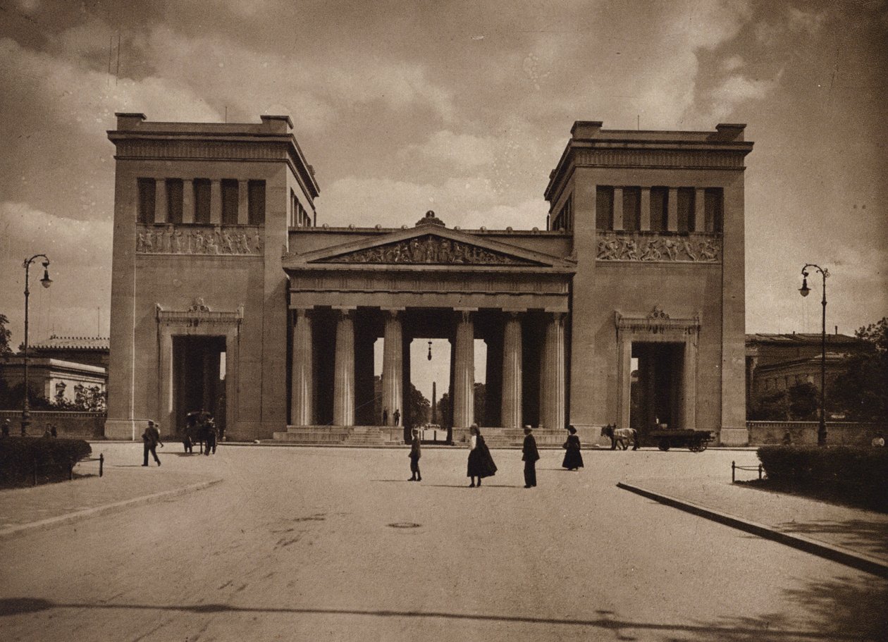 Munchen / Mnichov: Propyläen (čb fotografie) od German Photographer