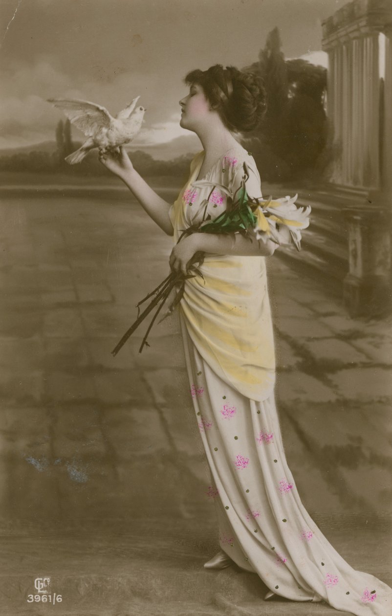 Pohlednice krásné dívky s liliemi a holubicí, odeslaná v roce 1913 (ručně kolorovaná fotografie) od German Photographer