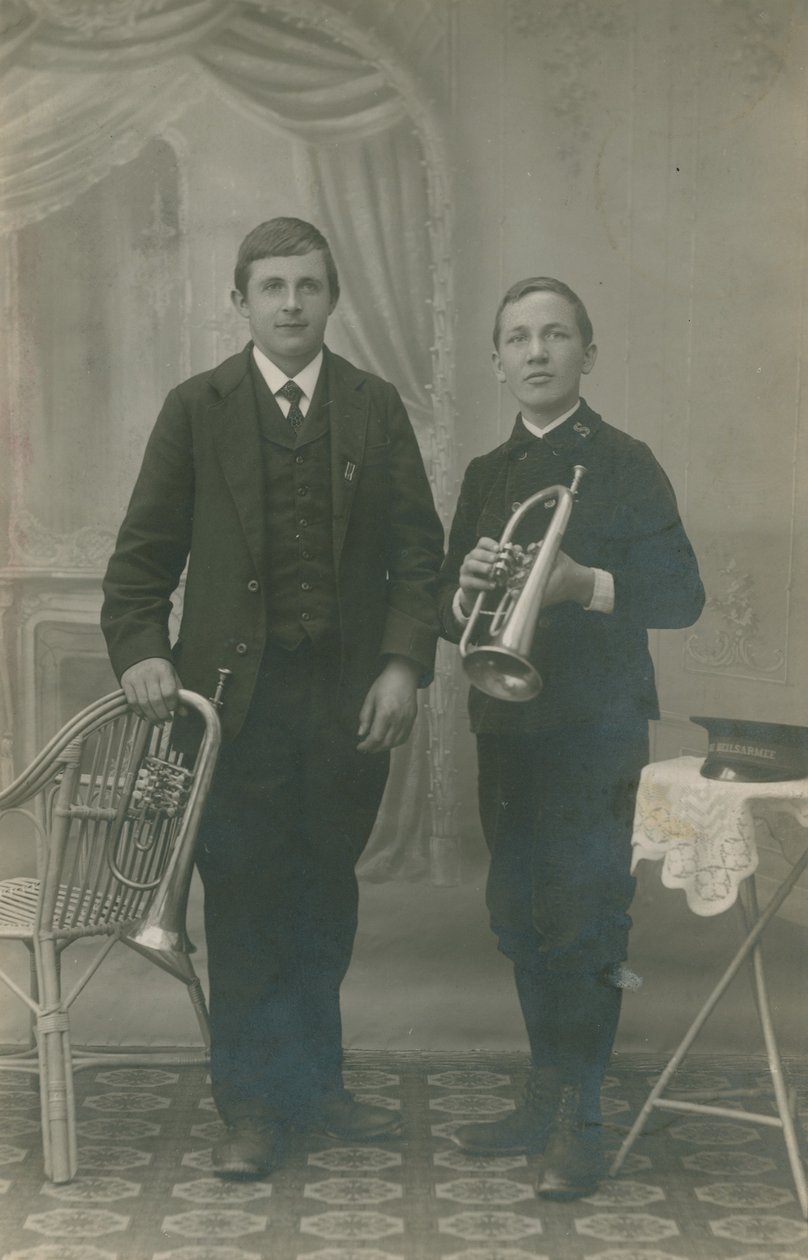 Pohlednice dvou mladíků s trubkami, jeden v uniformě Heilsarmee, odeslaná v roce 1913 (čb foto) od German Photographer