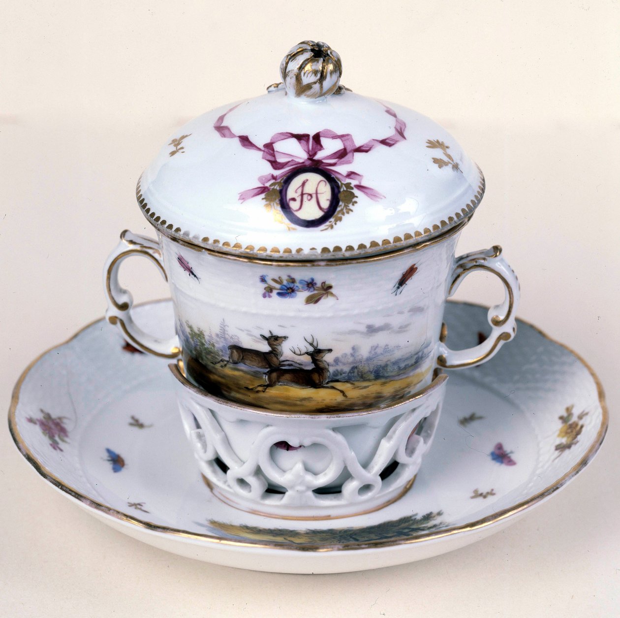 Porcelánový osikový šálek z 19. století (slouží k pití horkých nápojů). Německá výroba. Besancon. Muzeum výtvarných umění od German School