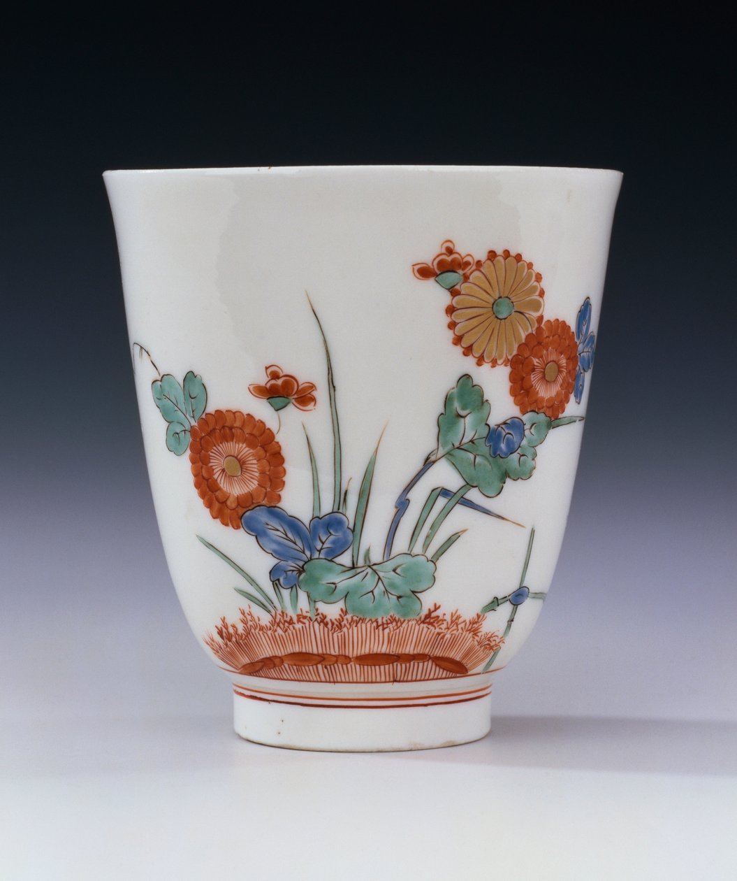 Rozšířená kádinka Bottger Kakiemon malovaná chryzantémou a trávami, kolem roku 1725 od German School