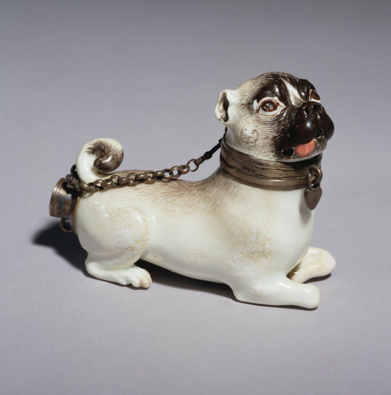 Míšeňská dýmka modelovaná jako sedící mopslík, cca 1745 (porcelán) od German School