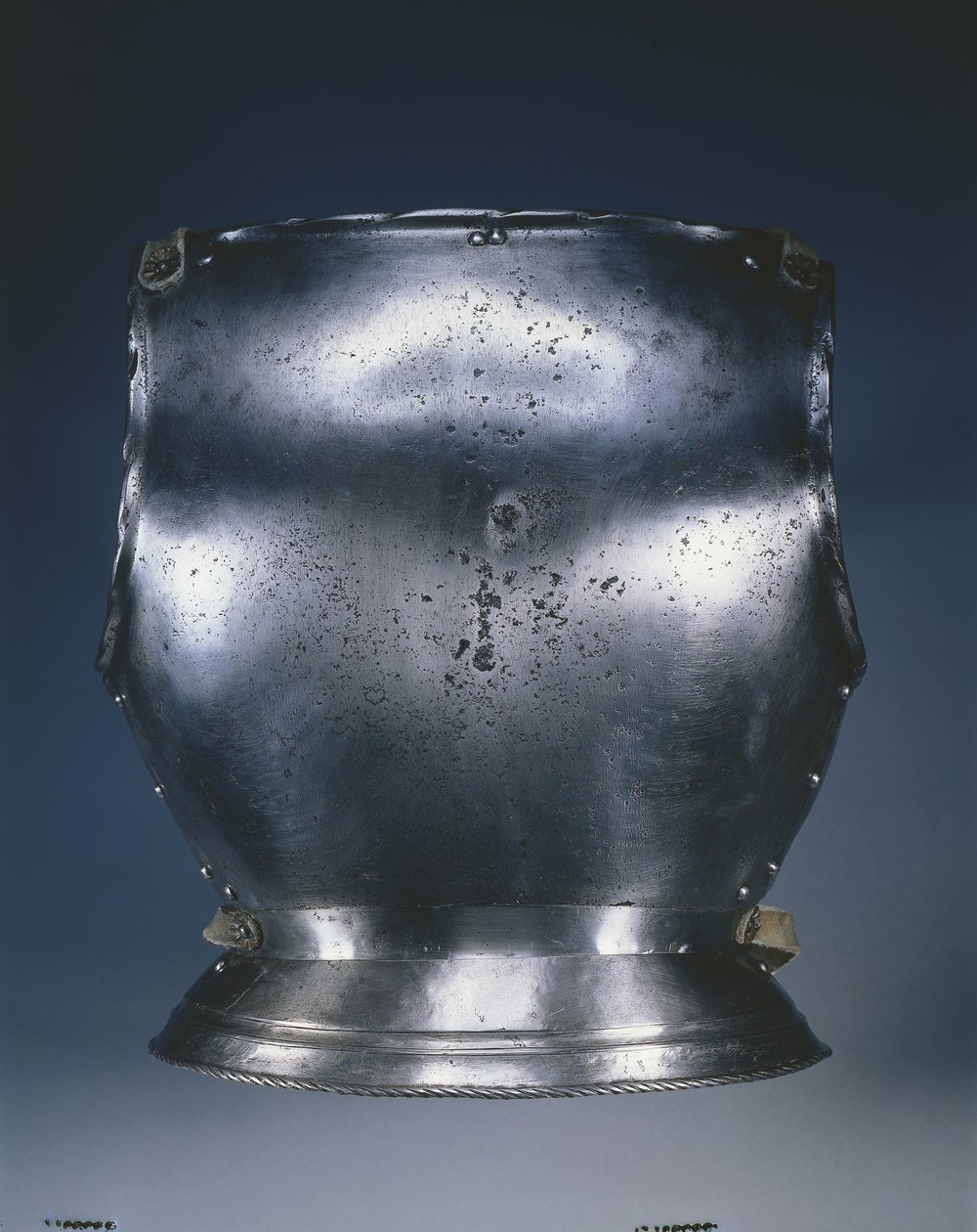 Backplate, c.1510-1530 (ocel s černým lakem, kožené řemínky) od German School
