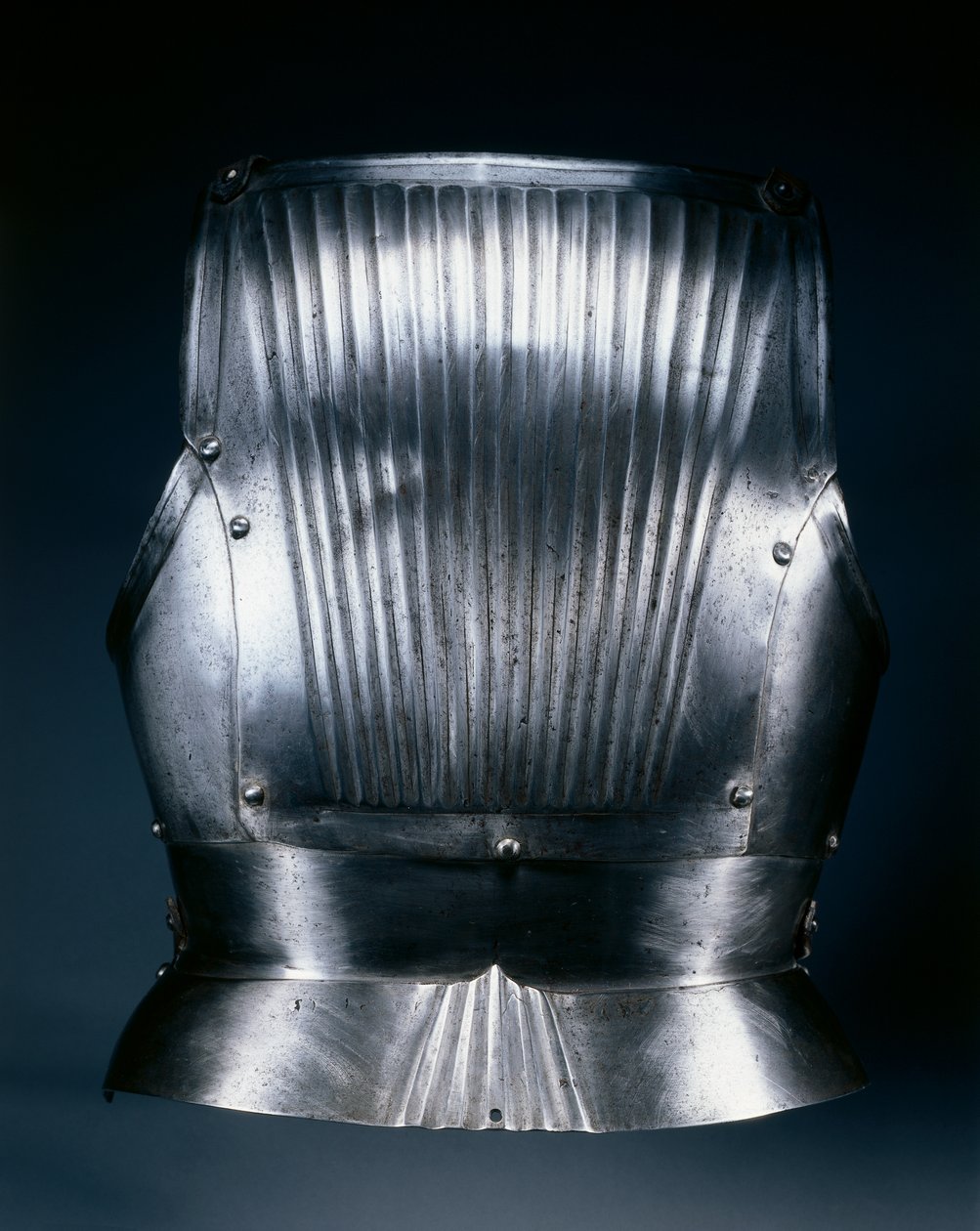 Backplate ve stylu Maximilian, c.1510-30 (ocel s mosaznými nýty) od German School