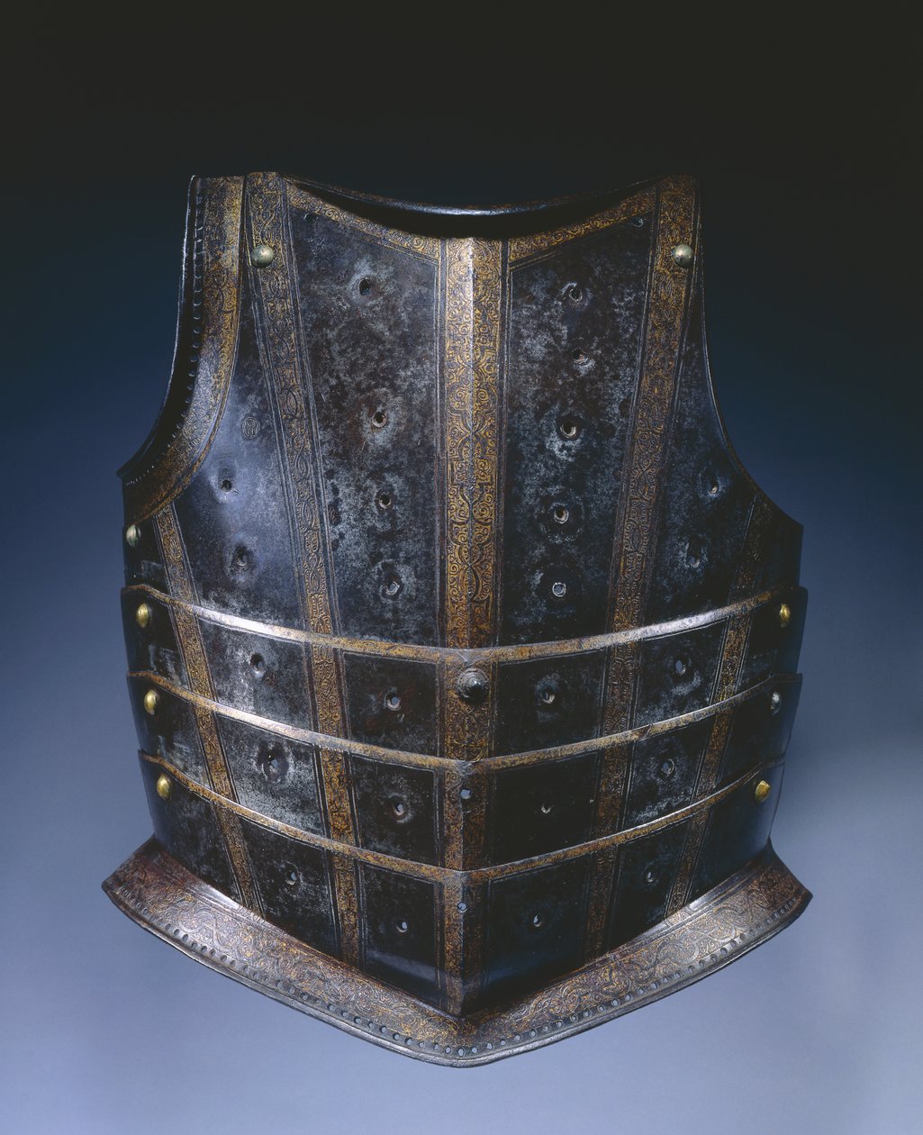 Náprsník z husarského kyrysu, cca 1580 (leptaná a zlacená ocel) od German School